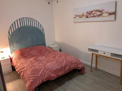 Un ou plusieurs lits dans un hébergement de l'établissement Dépendance demi-sol proche Disneyland & Vallée Village outlet