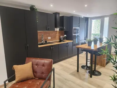 Cuisine ou kitchenette dans l'établissement Suite R&B avec Terrasse -5 mins gare - Rue calme dans centre ville