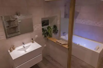 Salle de bains dans l'établissement ORoom Lov'Rette Coulommiers