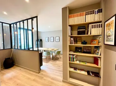 Bibliothèque dans l'appartement
