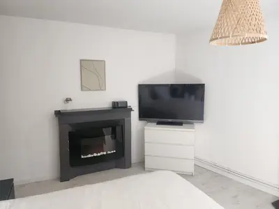 Télévision ou salle de divertissement dans l'établissement Town center Kéroussel house - 6 people - 2 Bedrooms - Swimming pool