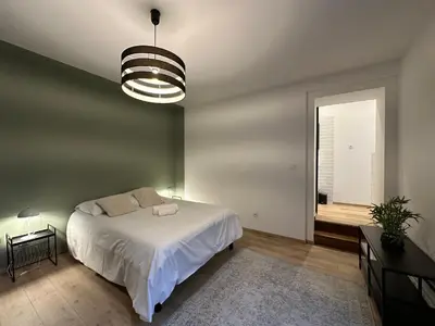 Un ou plusieurs lits dans un hébergement de l'établissement Maison cosy avec jardin privé hypercentre Charleville-Mézières à deux pas de la Place Ducale