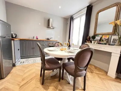 Cuisine ou kitchenette dans l'établissement E - Le secret de Louise T2 avec balcon au centre
