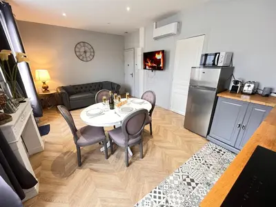 Cuisine ou kitchenette dans l'établissement E - Le secret de Louise T2 avec balcon au centre
