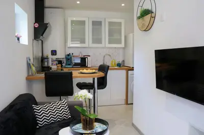 Télévision ou salle de divertissement dans l'établissement O Cottage E Lavisse