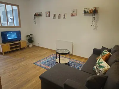 Télévision ou salle de divertissement dans l'établissement Grand appartement familial 47m2 au 1er etage