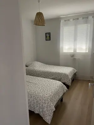 Un ou plusieurs lits dans un hébergement de l'établissement Appartement avec Parking gratuit sur place