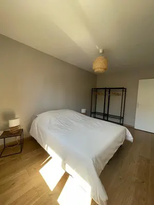 Un ou plusieurs lits dans un hébergement de l'établissement Appartement avec Parking gratuit sur place