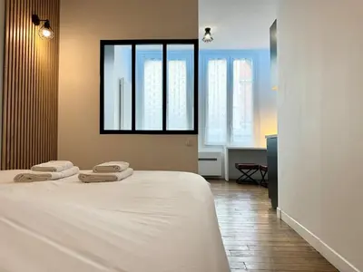 Un ou plusieurs lits dans un hébergement de l'établissement Wellness Suite Ponsardin RDC - Reims Centre