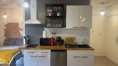 Cuisine ou kitchenette dans l'établissement La Hestia à 2 pas du Château
