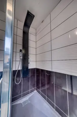 Salle de bains dans l'établissement Suite & Spa - Jacuzzi - Sauna