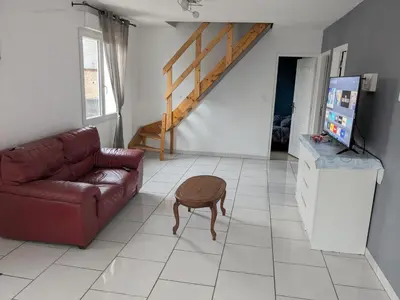 Télévision ou salle de divertissement dans l'établissement La Casa Blanca
