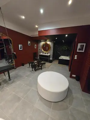Un ou plusieurs lits dans un hébergement de l'établissement Love room - Jacuzzi - Salle de jeux complète