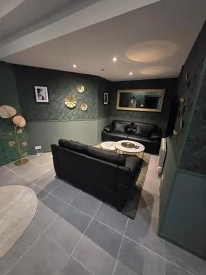 Coin salon dans l'établissement Love room - Jacuzzi - Salle de jeux complète