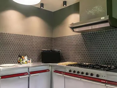 Cuisine ou kitchenette dans l'établissement Charmante demeure au coeur des Bois