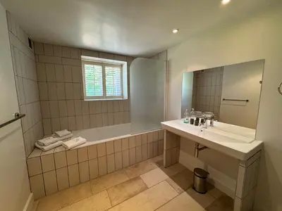 Salle de bains dans l'établissement La porte d'Arcy