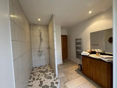 Salle de bains dans l'établissement La porte d'Arcy