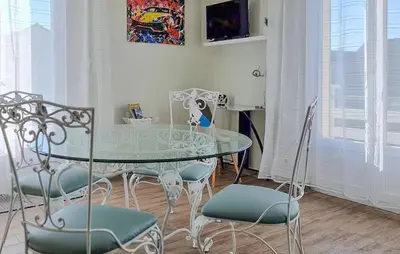 Télévision ou salle de divertissement dans l'établissement Charmante Maison À La Campagne