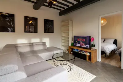 Télévision ou salle de divertissement dans l'établissement Maison de Plain-pied à 15 mins de Compiègne
