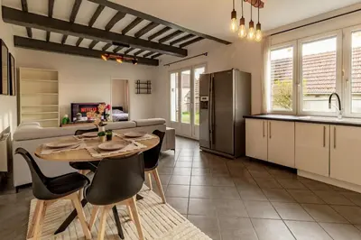 Cuisine ou kitchenette dans l'établissement Maison de Plain-pied à 15 mins de Compiègne