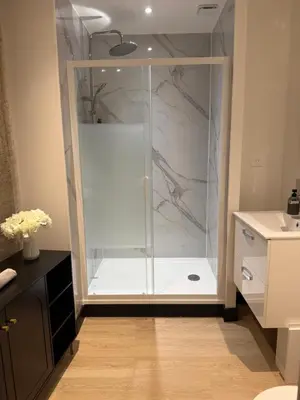 Salle de bains dans l'établissement La Suite Miroir - Baignoire balnéo