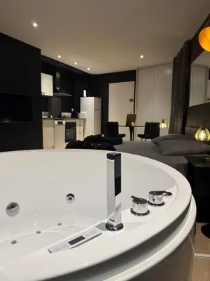 Cuisine ou kitchenette dans l'établissement La Suite Miroir - Baignoire balnéo