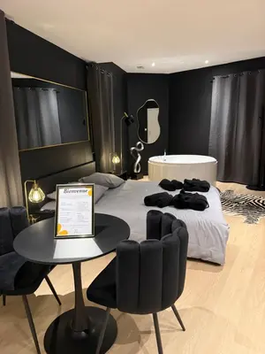 Un ou plusieurs lits dans un hébergement de l'établissement La Suite Miroir - Baignoire balnéo