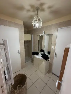 Salle de bains dans l'établissement Le Hiboux