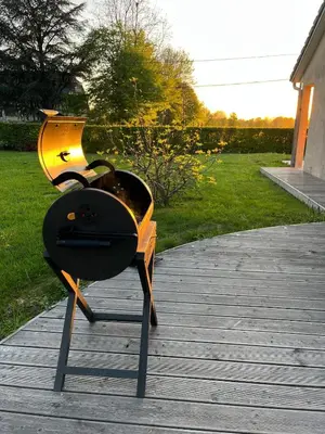 Barbecue disponible mis à disposition des clients de le chalet