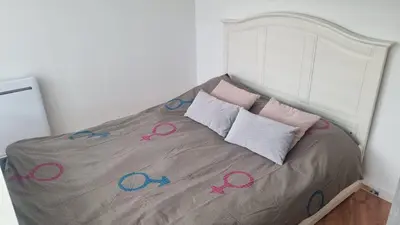 Un ou plusieurs lits dans un hébergement de l'établissement Maisonnette avec jardin Reims centre