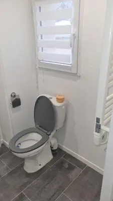 Salle de bains dans l'établissement Maisonnette avec jardin Reims centre
