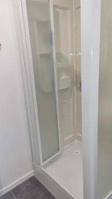 Salle de bains dans l'établissement Maisonnette avec jardin Reims centre