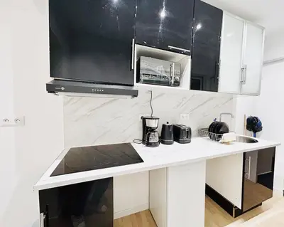 Cuisine ou kitchenette dans l'établissement Élégant studio rénové Confort et tranquillité