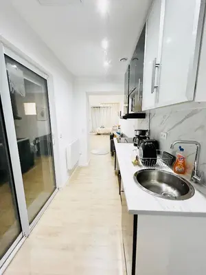 Cuisine ou kitchenette dans l'établissement Élégant studio rénové Confort et tranquillité