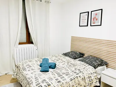 Un ou plusieurs lits dans un hébergement de l'établissement Élégant studio rénové Confort et tranquillité