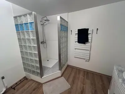 Salle de bains dans l'établissement Logement au coeur de Roye