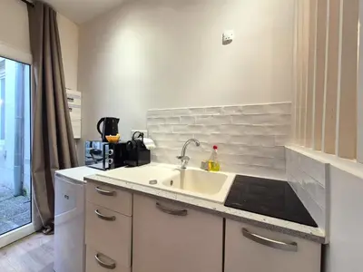 Cuisine ou kitchenette dans l'établissement SANAA - RDC agréable en hyper-centre