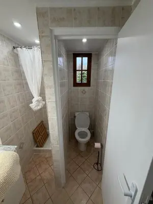 Salle de bains dans l'établissement Le Chalet