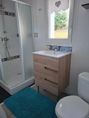 Salle de bains dans l'établissement Pilours