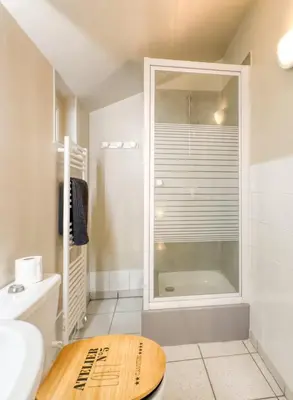 Salle de bains dans l'établissement Le Clemenceau 2