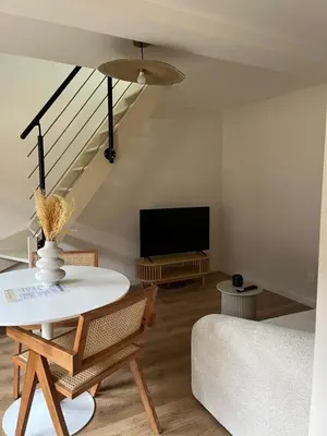 Télévision ou salle de divertissement dans l'établissement Suite Serment by Collection Aura - 4p - Hypercentre Charleville-Mézières à deux pas de la Place Ducale