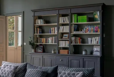Bibliothèque dans la maison de vacances