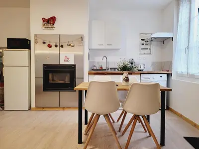 Cuisine ou kitchenette dans l'établissement Appartement entier au rez- de- chaussée