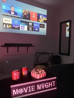 Télévision ou salle de divertissement dans l'établissement La Suite Nocturne