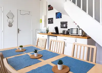 Cuisine ou kitchenette dans l'établissement Blue House - Parking - Maison Centre Ville Reims - Proche Gare