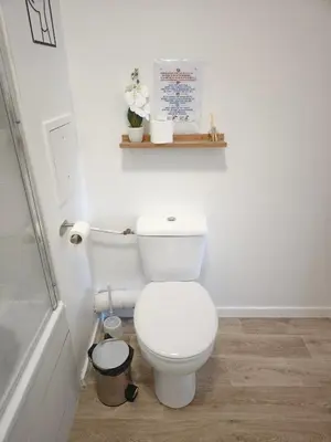 Salle de bains dans l'établissement Charmant T2 proche Disney terrasse et parking souterrain