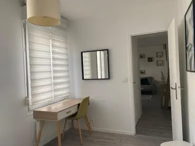 Télévision ou salle de divertissement dans l'établissement Central avec 2 grandes chambres doubles bien séparées