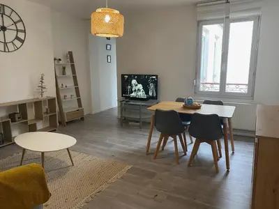 Télévision ou salle de divertissement dans l'établissement Central avec 2 grandes chambres doubles bien séparées