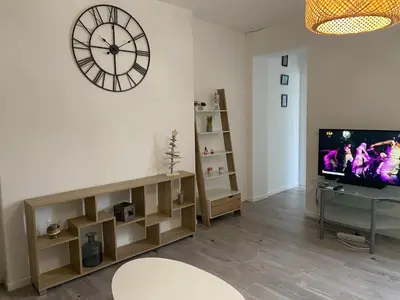 Télévision ou salle de divertissement dans l'établissement Central avec 2 grandes chambres doubles bien séparées