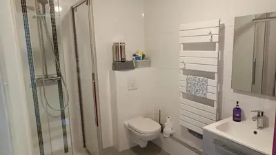 Salle de bains dans l'établissement brouillon Maison de famille, 4 chambres, 10 couchages, piscine 1N pb nb chambres